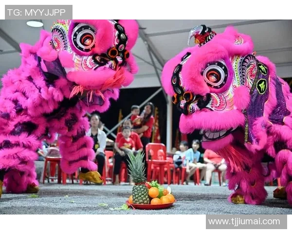 足球明星亲临现场欣赏中国传统舞狮表演展现文化魅力与激情碰撞 足球明星亲临现场欣赏中国传统舞狮表演展现文化魅力与激情碰撞