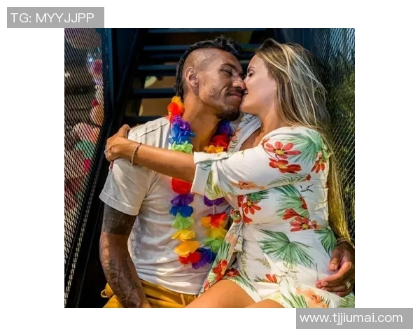 足球明星与爱妻甜蜜合影展现幸福生活瞬间引发网友热议 足球明星与爱妻甜蜜合影展现幸福生活瞬间引发网友热议