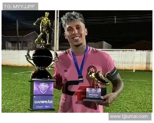 足球明星小罗因场外冲突引发争议引发球迷热议与媒体关注 足球明星小罗因场外冲突引发争议引发球迷热议与媒体关注